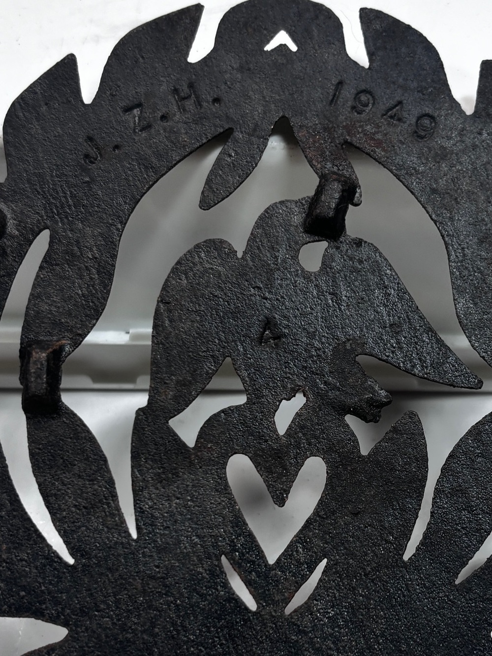 Vintage 1949 J.Z.H. Cast Iron Trivet Eagle & Heart Wreath Americana heart - Picture 4 of 10